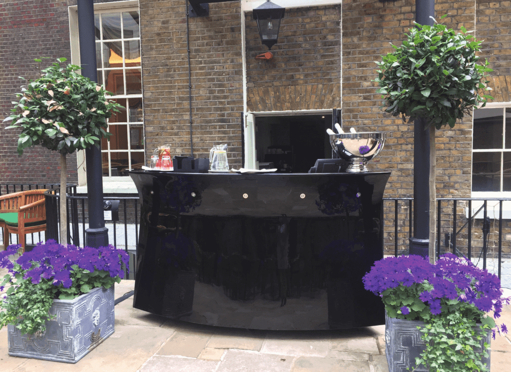 In and Out Club Courtyard, photo 5