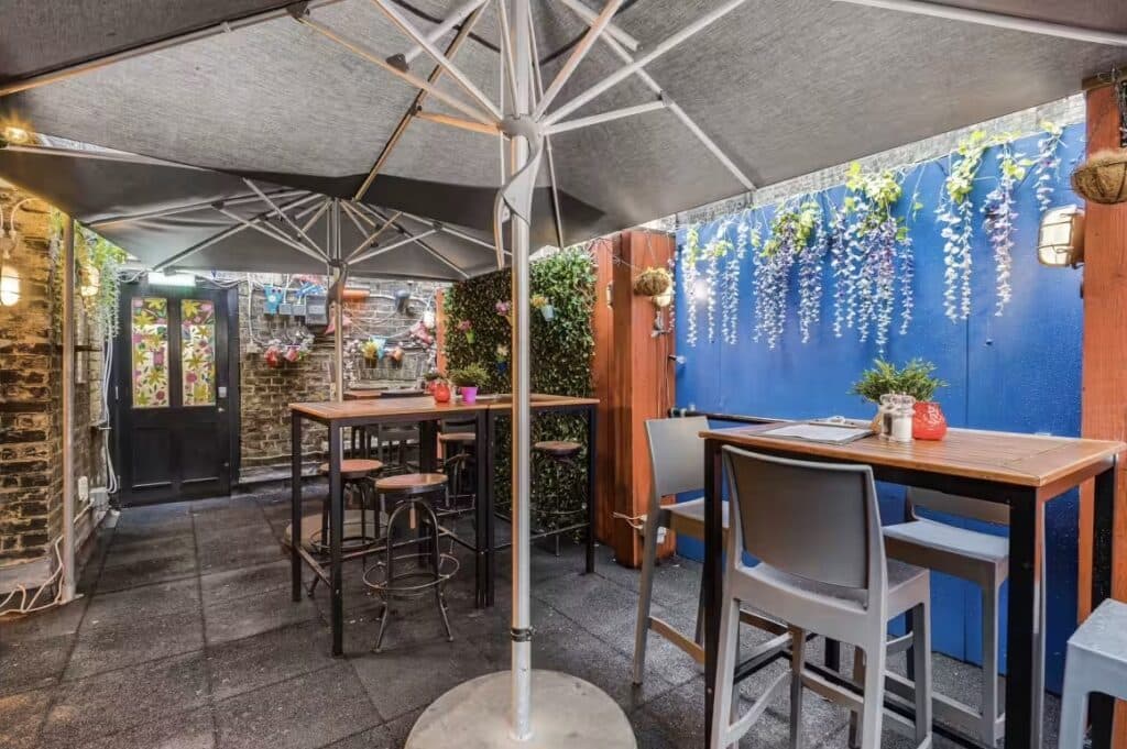 Roof Terrace at The Prince of Wales Feathers, photo 2